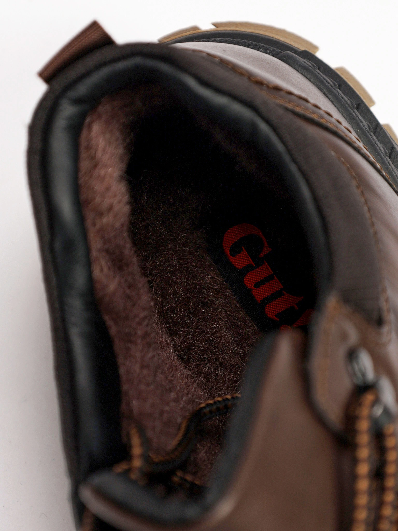 Ботинки коричневого цвета на низкой рельефной подошве